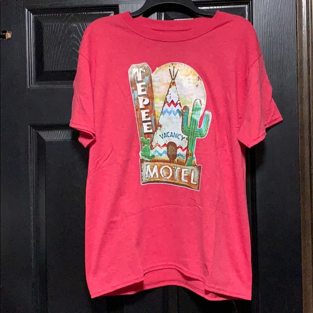 Teepee motel graphic tee